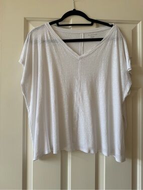 Eileen Fisher White Relaxed V-Neck Short Sleeve Top. Excellent condition.